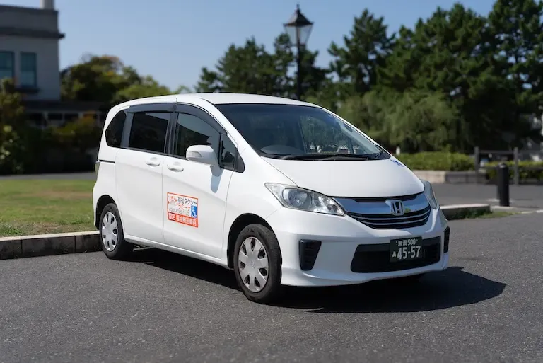 フリード 斜め前方