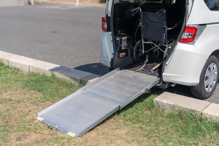 後部のスロープから車いすのまま乗車できます