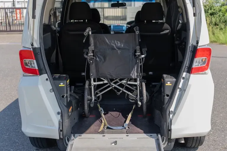 後部のスロープから車いすのまま乗車できます