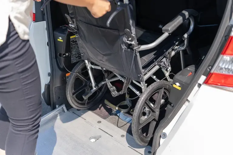 後部のスロープから車いすのまま乗車できます